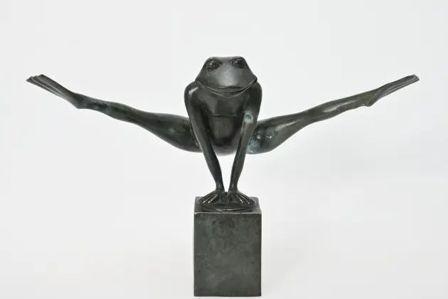 Skulptur Groda "Look at my legs" patineradbrons "Art people gallery Sweden"