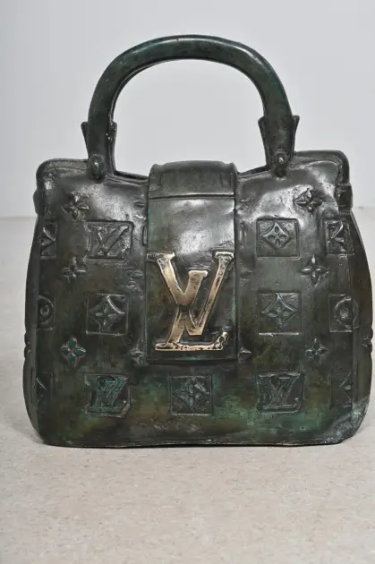 Skulptur Handväska massiv Brons, Hommage till Louis Vuitton