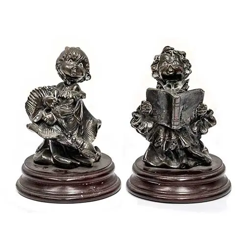 Pareja de monaguillos en metal plateado sobre peanas de madera.