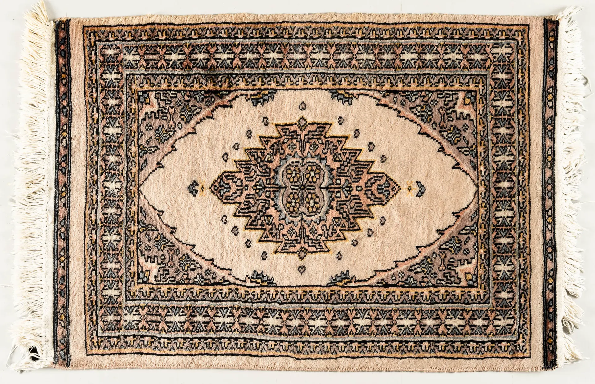 MATTA, Bokhara, Pakistan, 1900-tal. (89 × 62 cm).