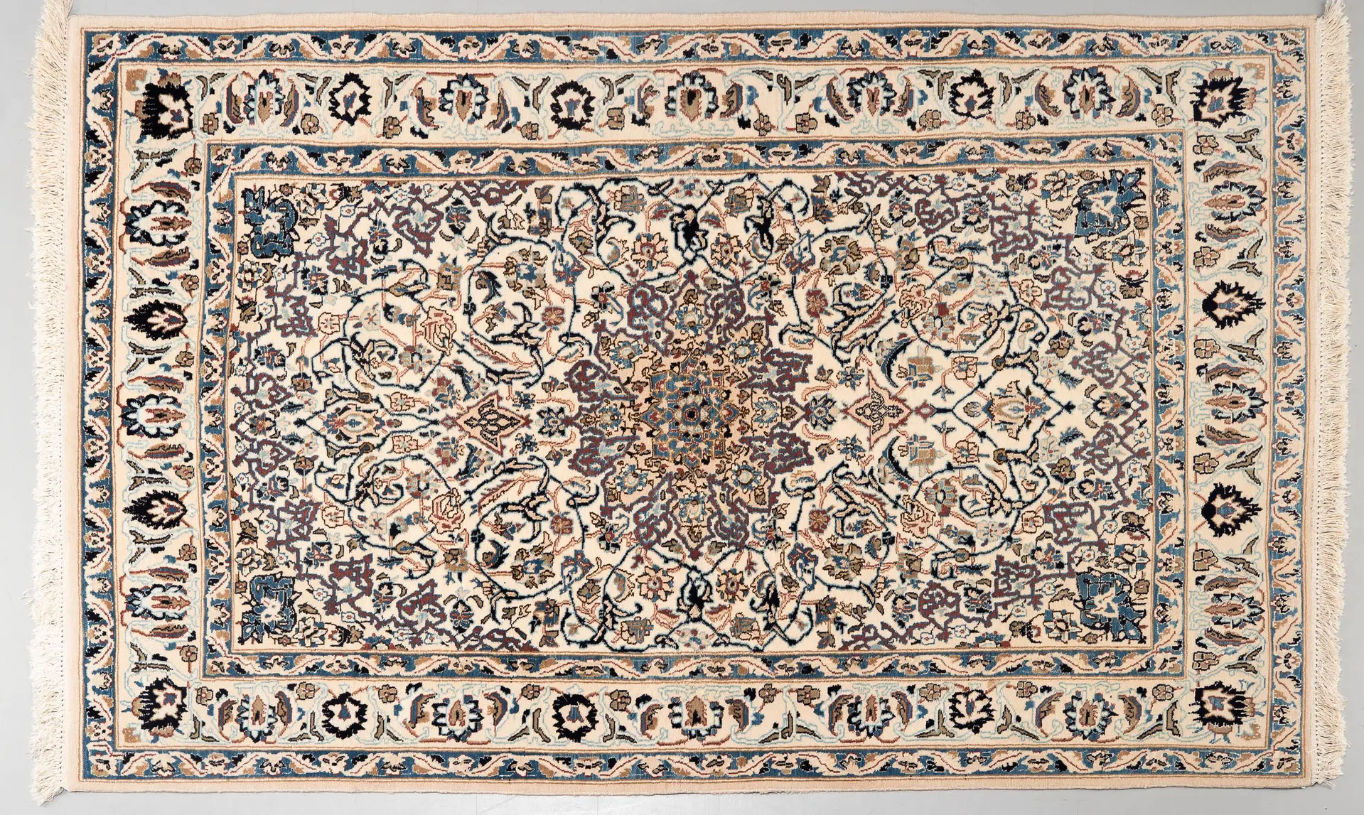MATTA, Nain, Persisk, 1900-tal. Ull med silke. (204 × 126 cm).