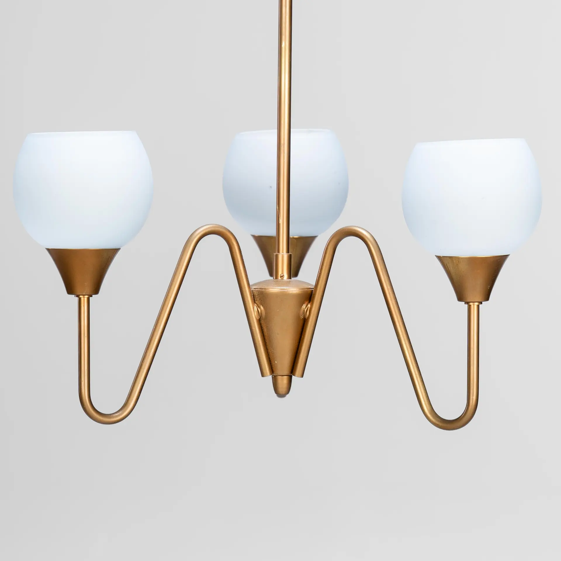 TAKLAMPA, 3-armad, Mässing och glas, 1900-talets mitt.