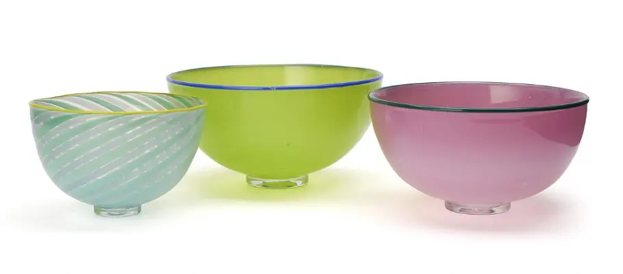 Darryle Hinz, Anja Kjær: Three circular bowls of coloured glass. Signed
