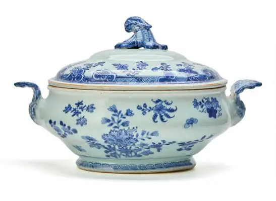A Chinese blue and white porcelain tureen. Qing, 19th century. L.