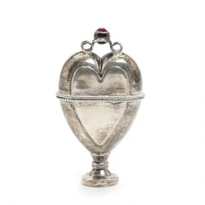 Heart-shaped silver vinaigrette, finial decorated with glass stone.