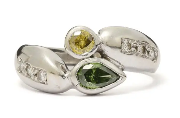 A diamond ring set with two coloured diamonds and brilliant-cut diamonds