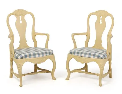 A pair of Swedish chairs in painted wood. Rococo form, early 20th