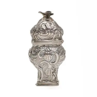 Rococo vinaigrette of silver. 18th century. H. 8 cm. – Bruun Rasmussen
