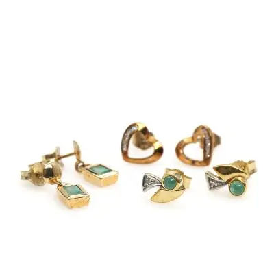 Three pairs of earrings in 14k and 9k gold respectively. (6) – Bruun