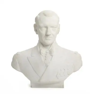 Hans W. Larsen: Bust in plaster depicting King Frederik IX of Denmark.