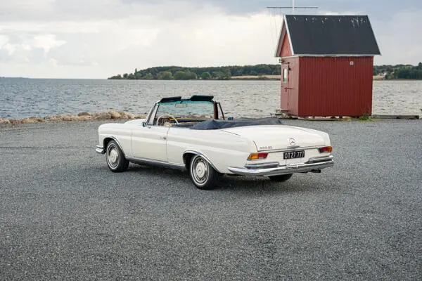 1963 Mercedes-Benz 220 SE Cabriolet (W111) – Bruun Rasmussen Auctioneers