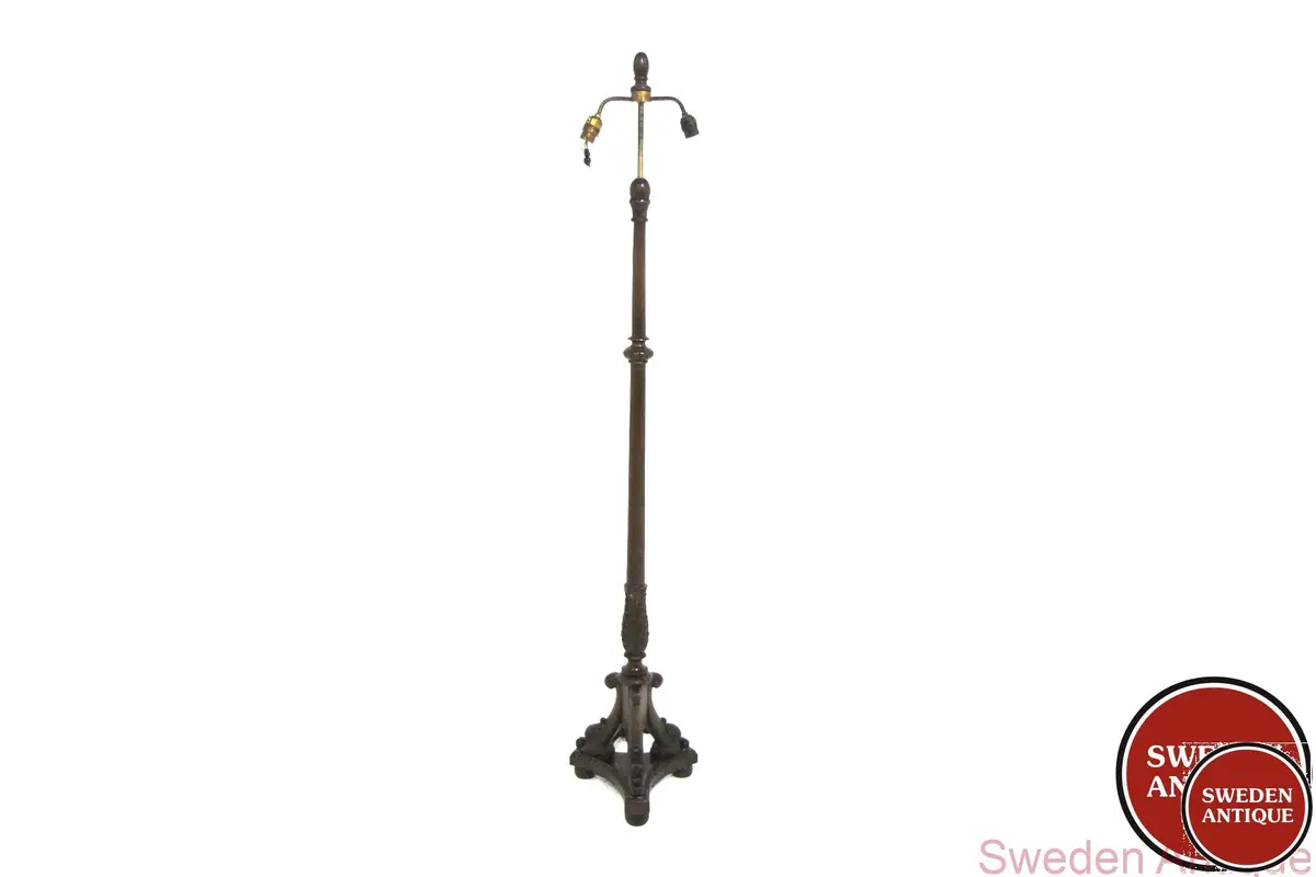 Floor lamp Year: 1920s Origin: Swe. Material: Oak W: 36cm H: 180cm