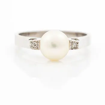 18K white gold ring with cultured pearl and octagonal-cut diamonds.