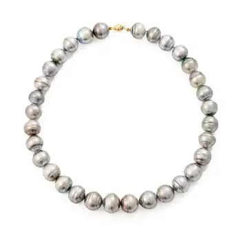 Necklace with cultured baroque Tahitian pearls and an 18K gold clasp.