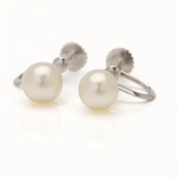 18K white gold earrings with cultured pearls.