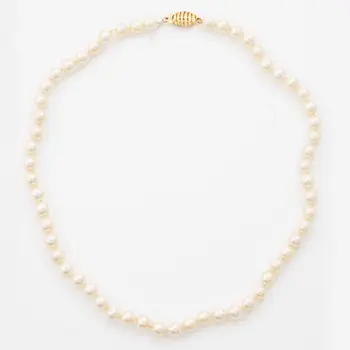 Necklace with cultured pearls, clasp in 14K gold.