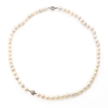 Two pearl necklaces with cultured freshwater pearls, two 18K white