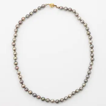 Cultured pearl necklace, 18K gold clasp.
