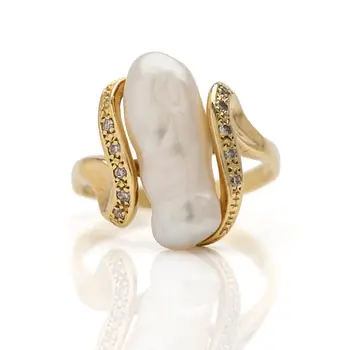 18K gold ring with pearl and diamonds.