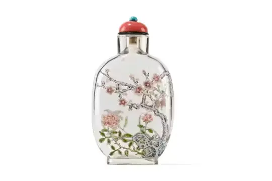 A rare Guyue Xuan enamelled glass snuff bottle