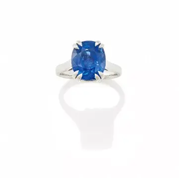 A SRI LANKAN SAPPHIRE SINGLE STONE RING