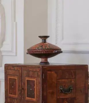 AFTER THE ANTIQUE, AN APULIAN STYLE RED FIGURE DECORATED TERRACOTTA