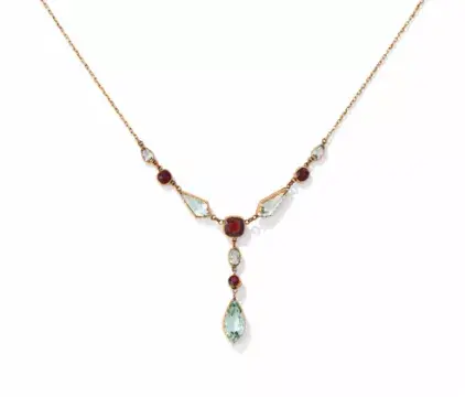 AN EARLY 20TH CENTURY AQUAMARINE AND GARNET NECKLACE, CIRCA 1910