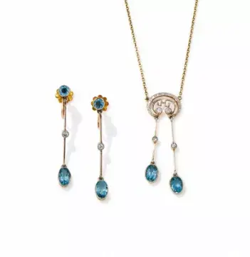 AN EARLY 20TH CENTURY AQUAMARINE AND DIAMOND PENDANT AND EARRINGS, CIRCA 1915