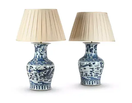 A LARGE PAIR OF CHINESE BLUE AND WHITE 'DRAGON' TABLE LIGHTS, 20TH CENTURY