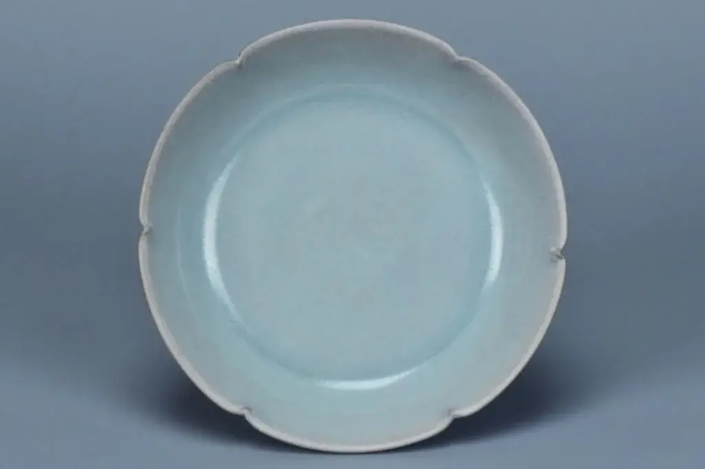 A SONG DYNASTY RUYAO SKY BLUE FOLIATE-RIM DISH