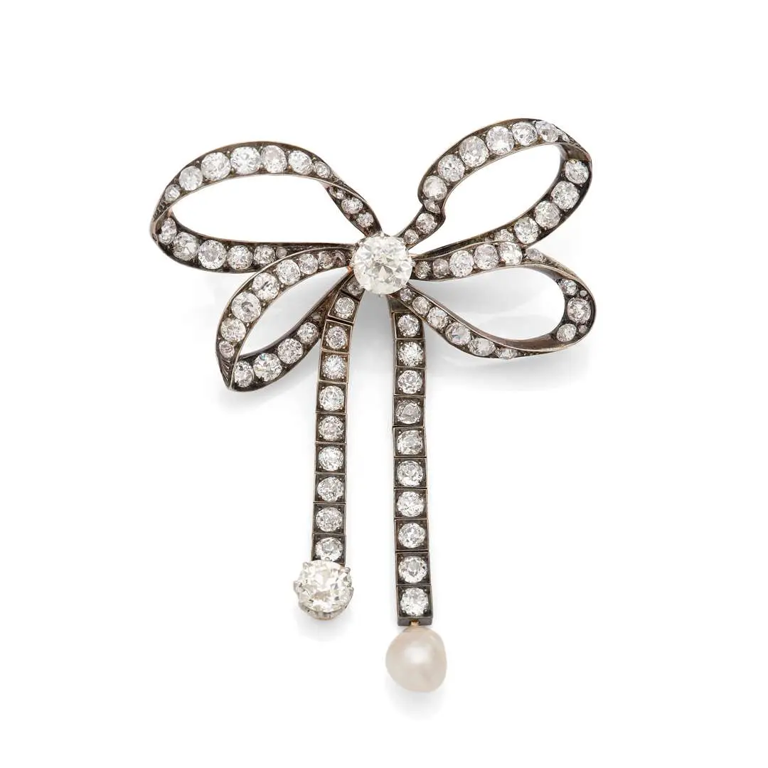 STRIKING ‘KNOT’ BROOCH