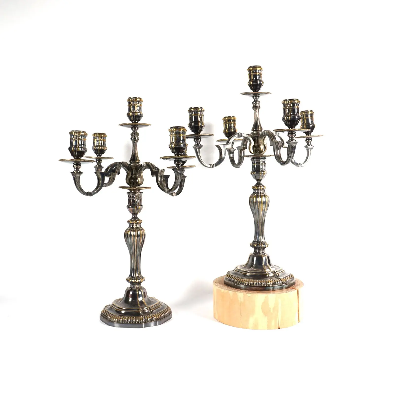 Paire de candélabres à cinq bras de lumière en bronze argenté à décor rocaille