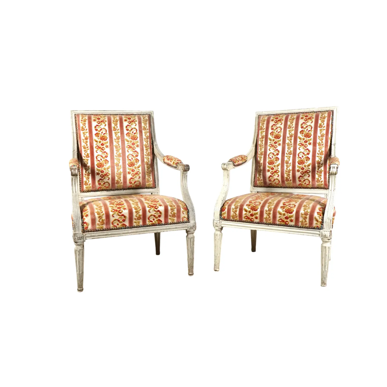 Paire de fauteuils à dossiers droits en bois mouluré et sculpté laqué gris