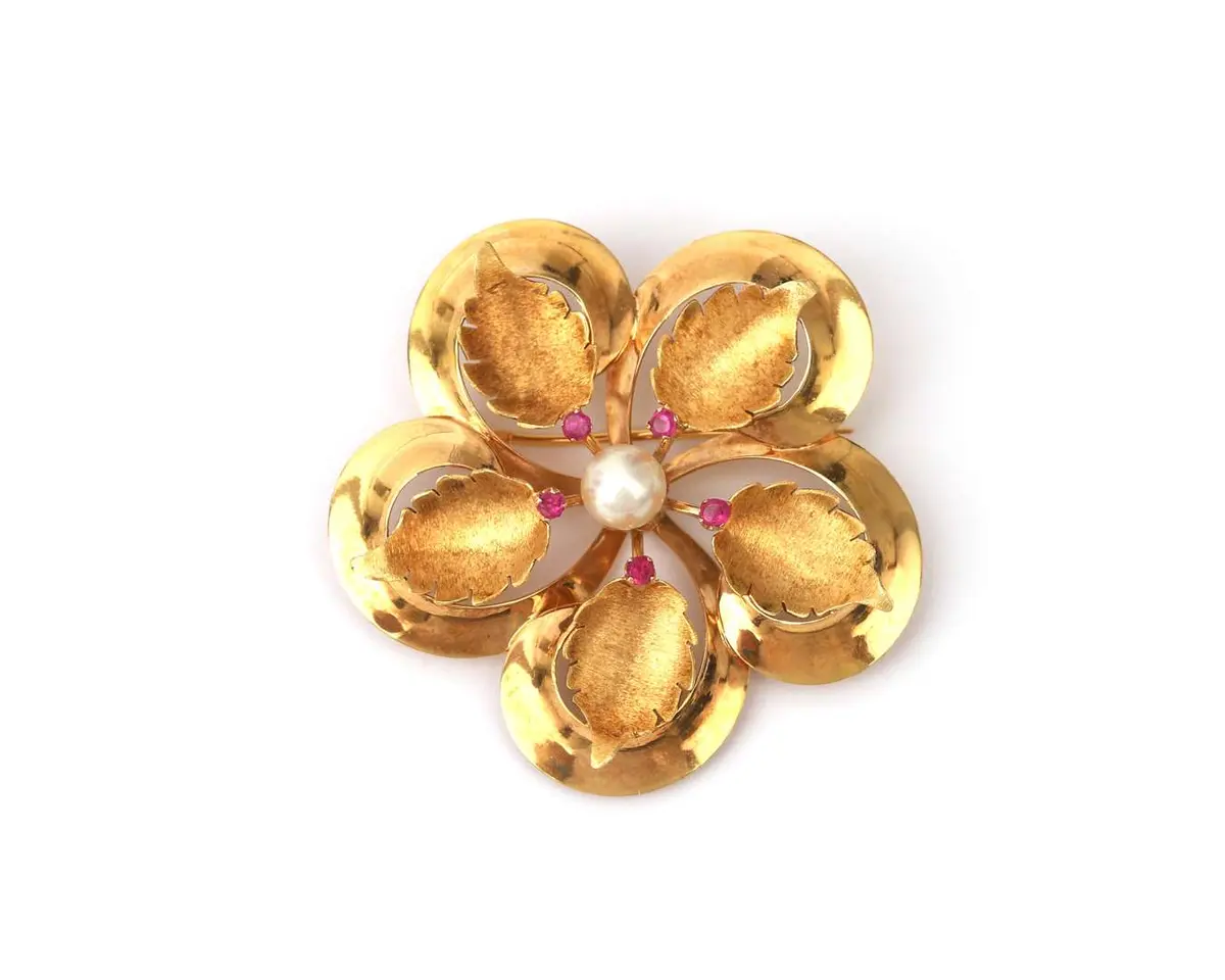 An 18-carat yellow gold retro flower brooch with a pearl and rubies