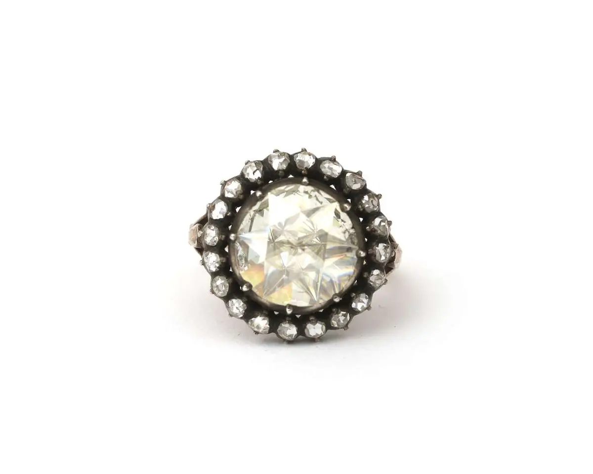 An 18-carat yellow gold ring with a silver setting, featuring a rose-cut