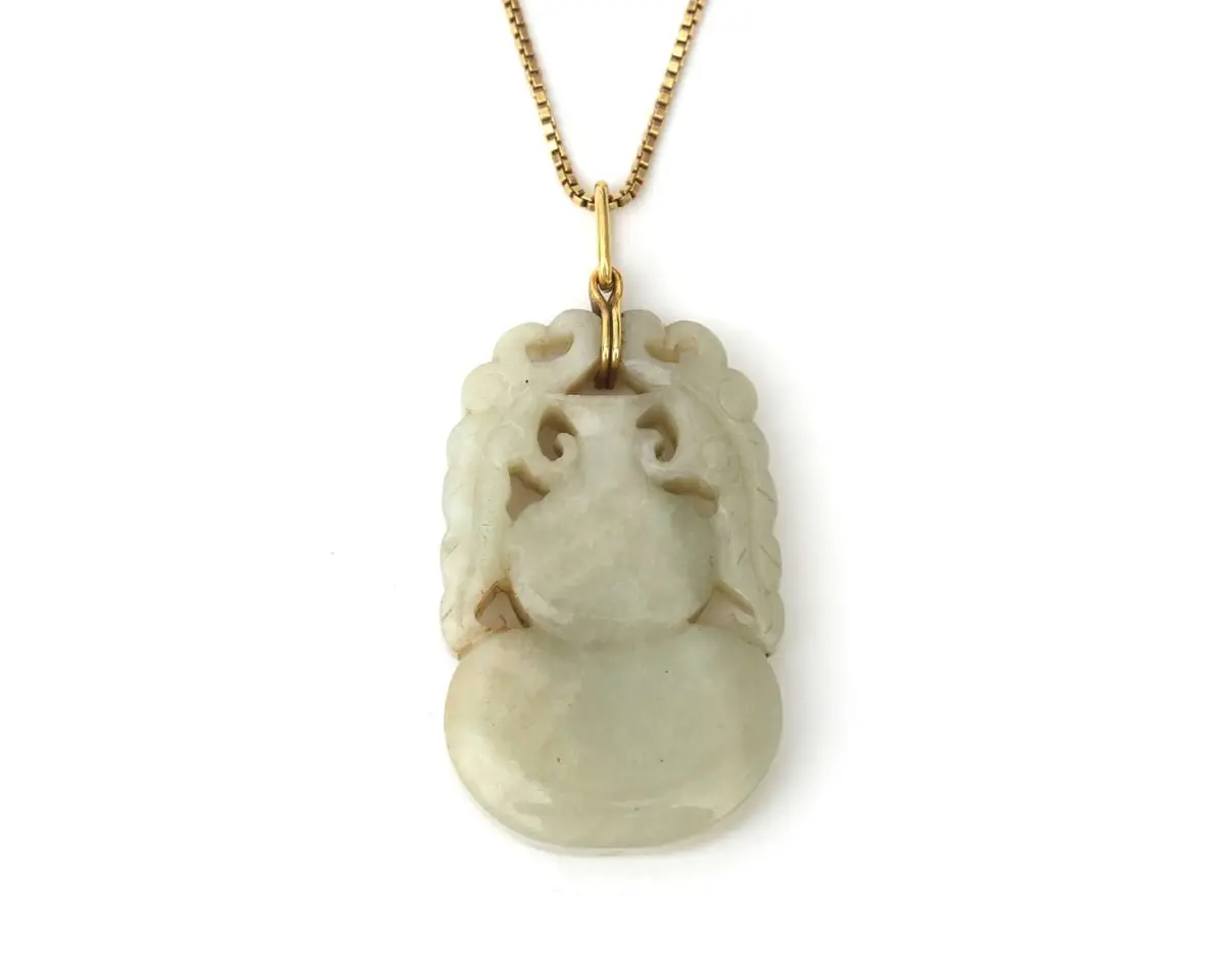 An 18-carat yellow gold Venetian necklace with a jade pendant