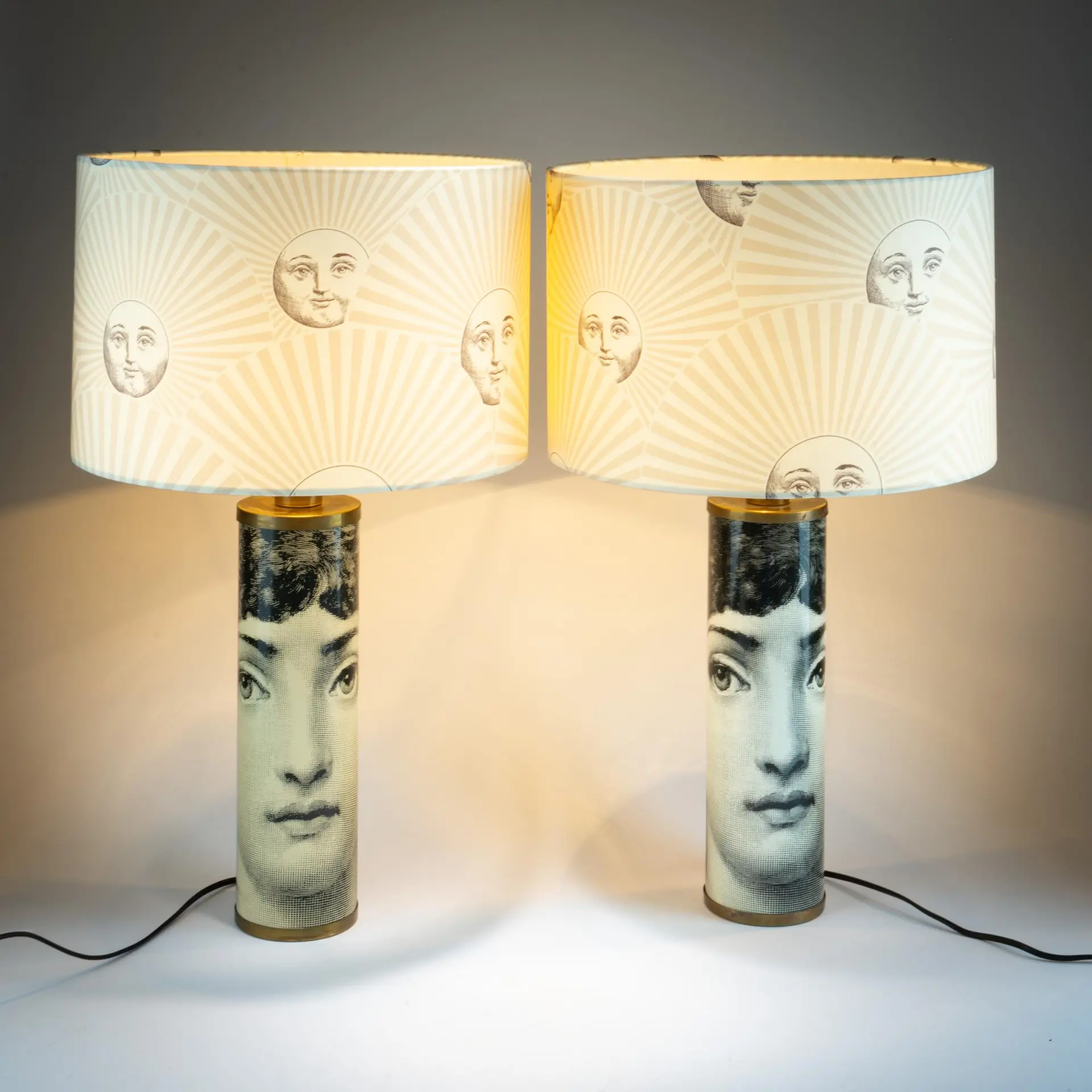 Piero Fornasetti Zwei Tischleuchten 'Viso di Donna' mit Schirm 'Sole'