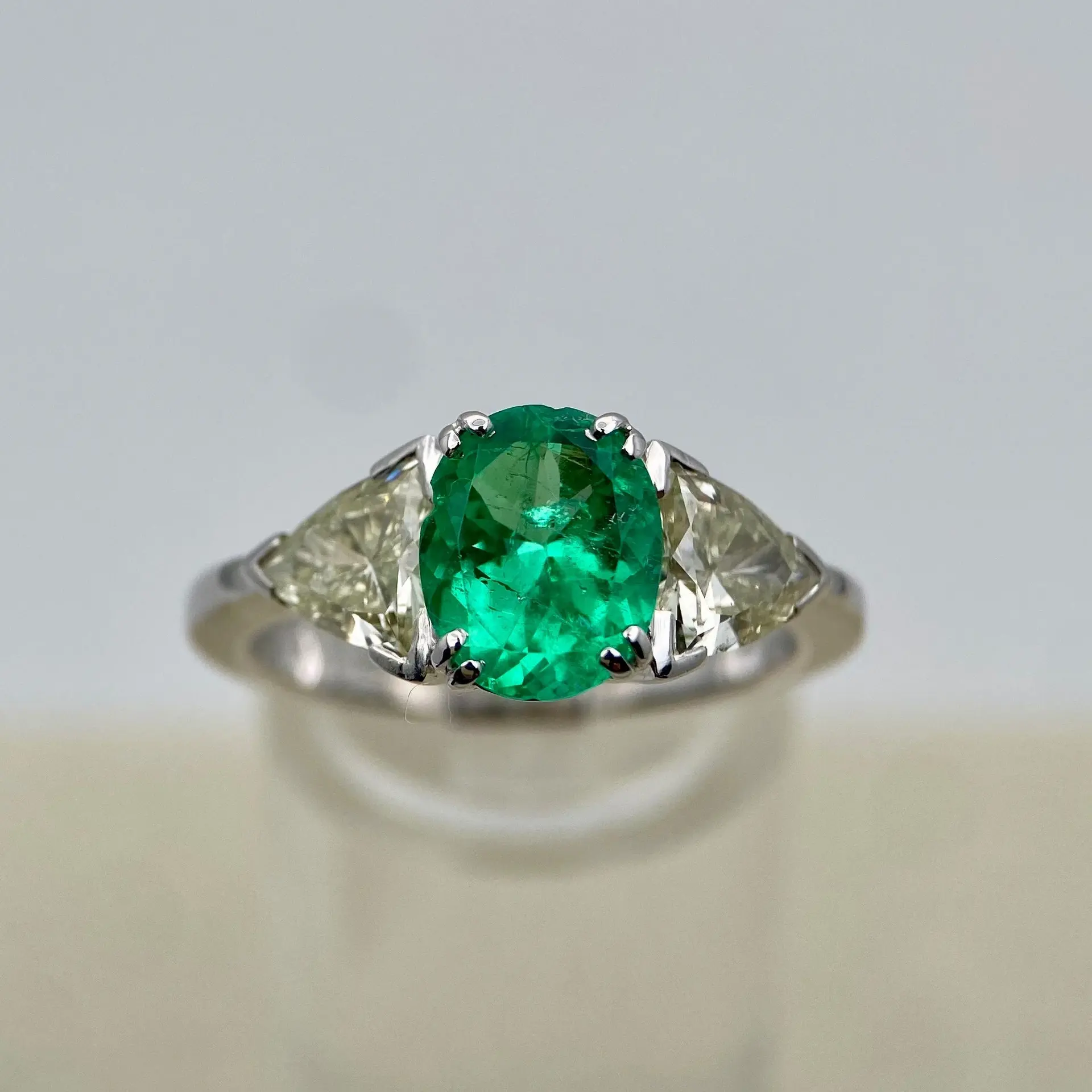 Big 1,5ct Colombian Emerald with 1ct Diamonds – White Gold Ring