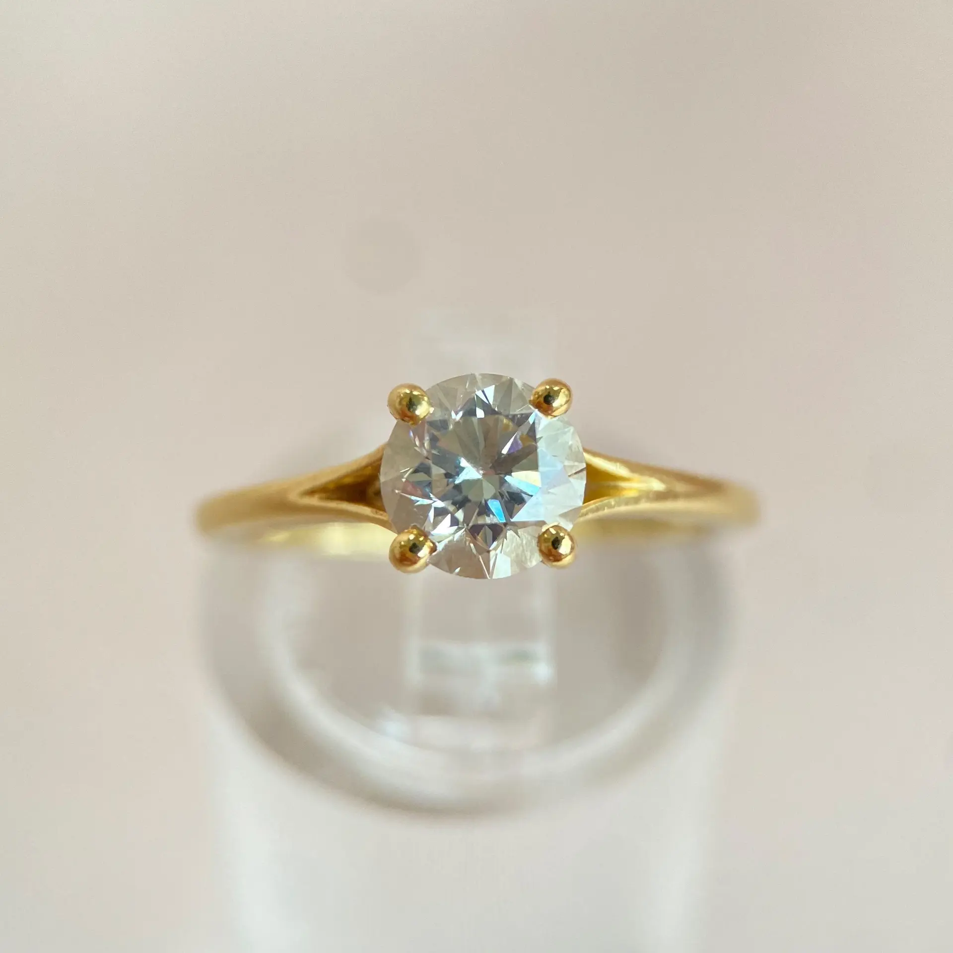 Engagement ring with a 0.9 ct (VS2) solitaire diamond set in 18-carat