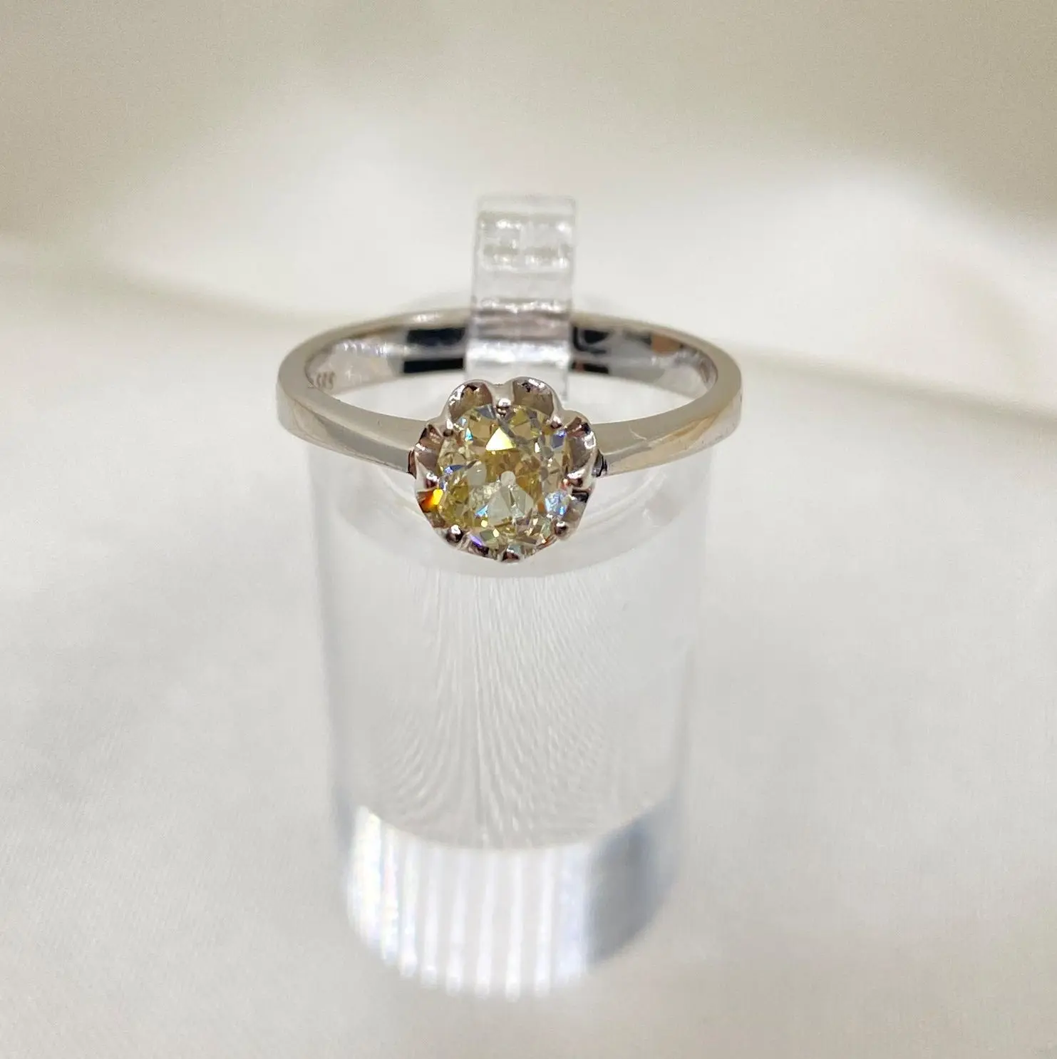 White gold ring with 0.8 ct diamond: “For an early engagement”