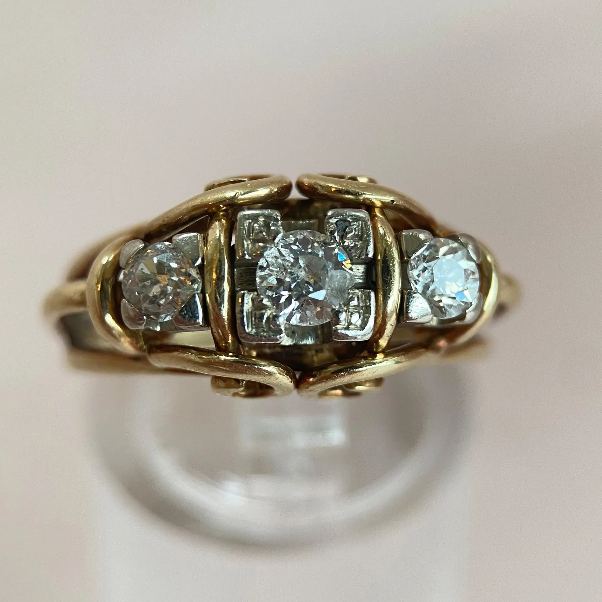Vintage yellow gold diamond ring: “Sparkling old cuts”