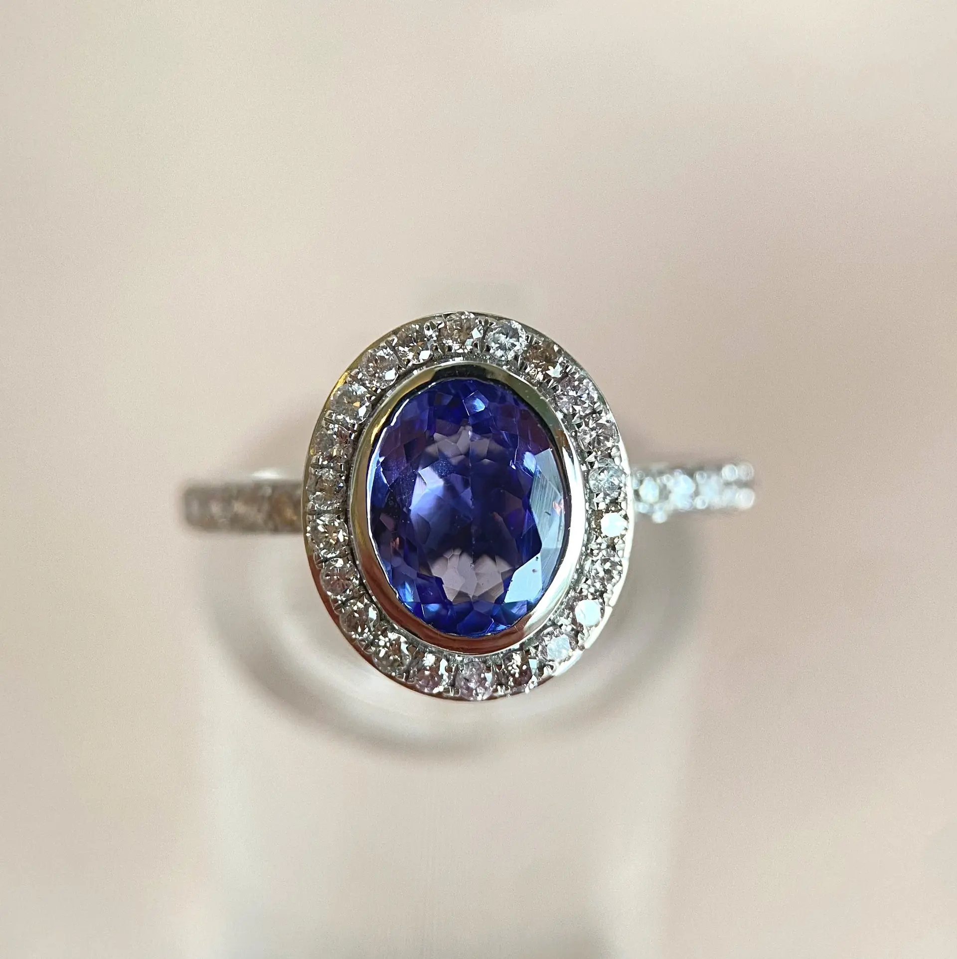 White gold ring with 1.3 ct tanzanite & diamonds: “Delicate purple