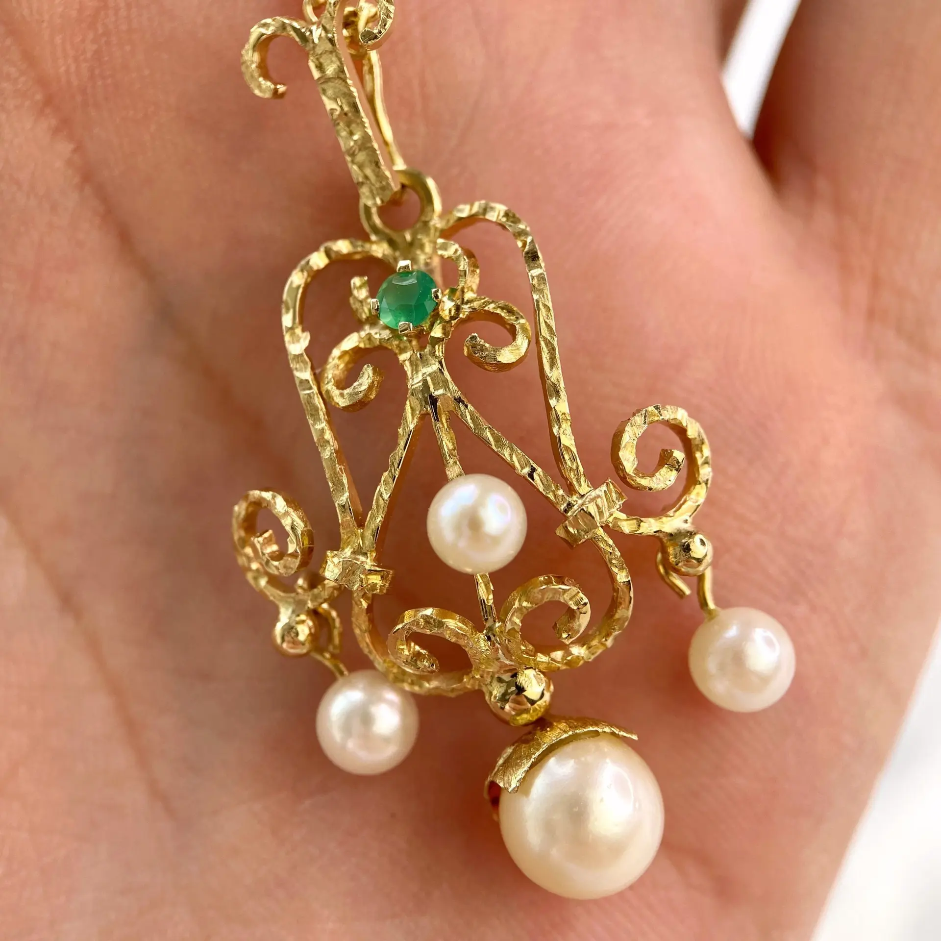 Yellow gold pendant with chalcedony beads: “Glasperlenspiel”