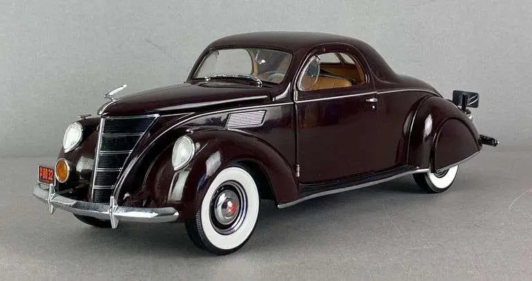 Precision 100 Collection 1937 Lincoln Zephyr