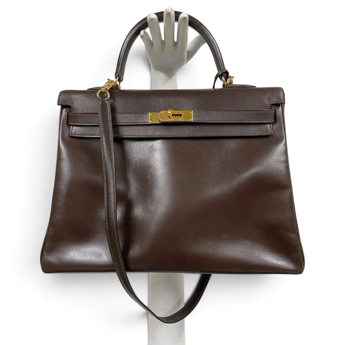 HERMES Kelly bag 35 cm in chocolate brown box calfskin. Gold - Lot 108