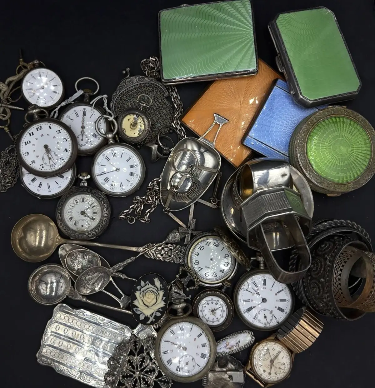 A large collection of odds and ends, including pocket watche - Lot 104