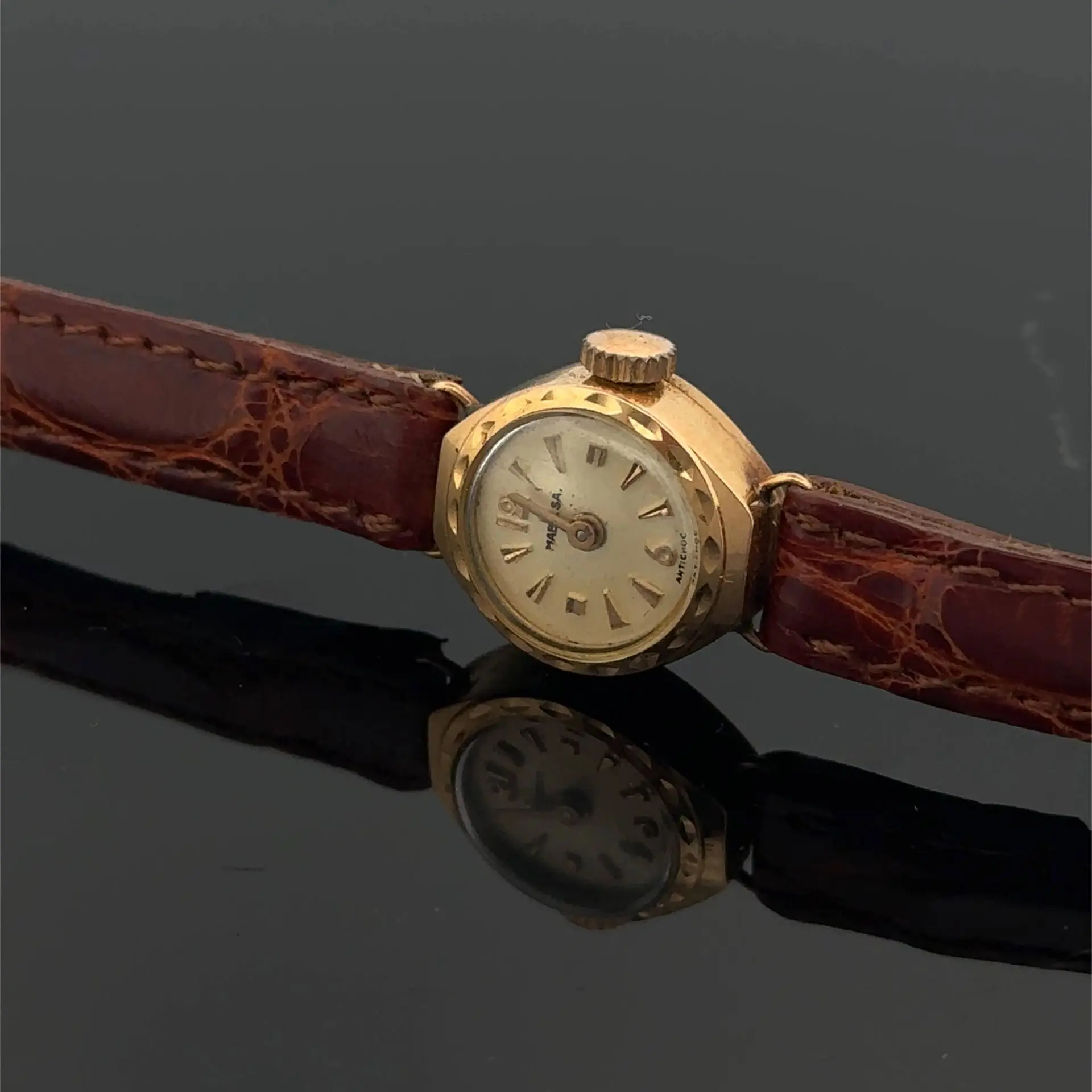 Round ladies' watch in yellow gold (750) with a faceted beze - Lot 241