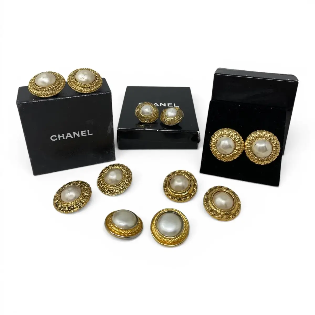 CHANEL - Lot 30