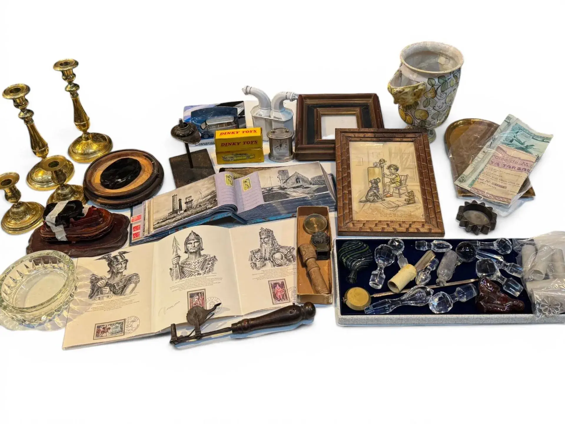 A trinket box containing, among other things, a frame, bases - Lot 359