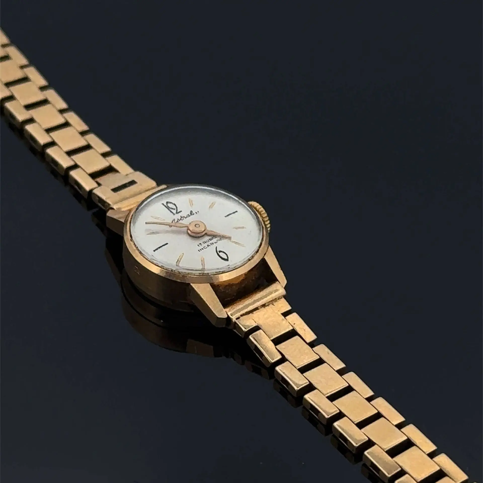 Round ladies' watch in yellow gold (750). Cream-colored dial - Lot 238